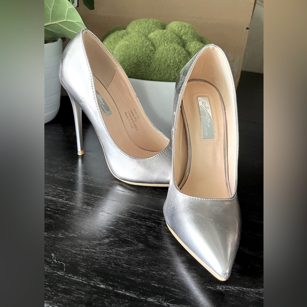 Signature By Olivia Miller Silver Pointed Toe Heels